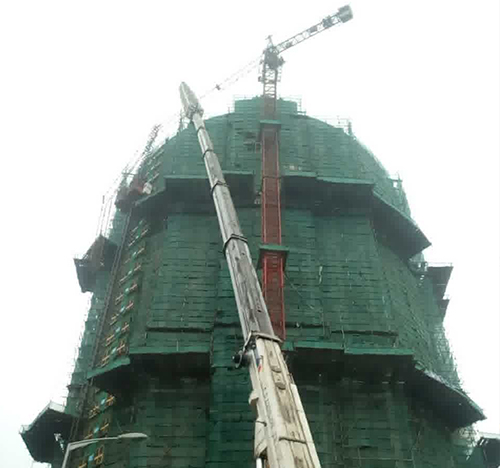南安吊车在工地上作业